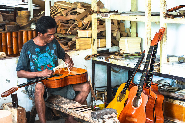 Alegre Guitar maker