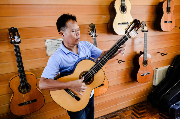 Alegre Guitar salesman